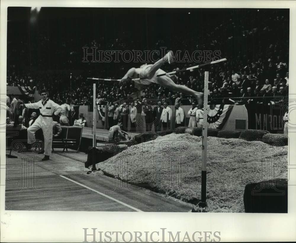 1966 Press Photo Pole vaulting at Milwaukee Journal track meets - mjc37196