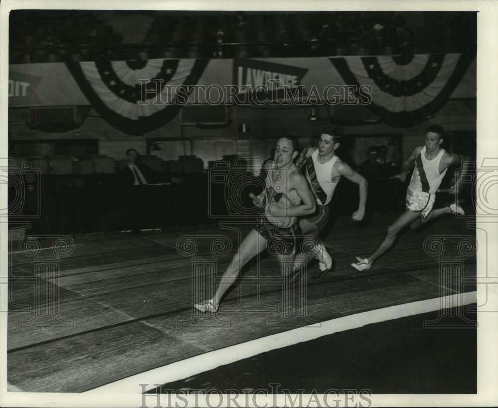 1966 Press Photo Three runners in track meet in a gym for Milwaukee Journal- Historic Images