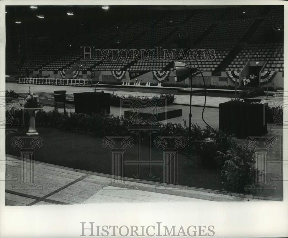 1961 Press Photo Lighting and plants for Milwaukee Journal Meet at the Arena- Historic Images