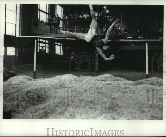 1966 Press Photo Athlete jumps and clears bar, Milwaukee Track meet, Arena- Historic Images
