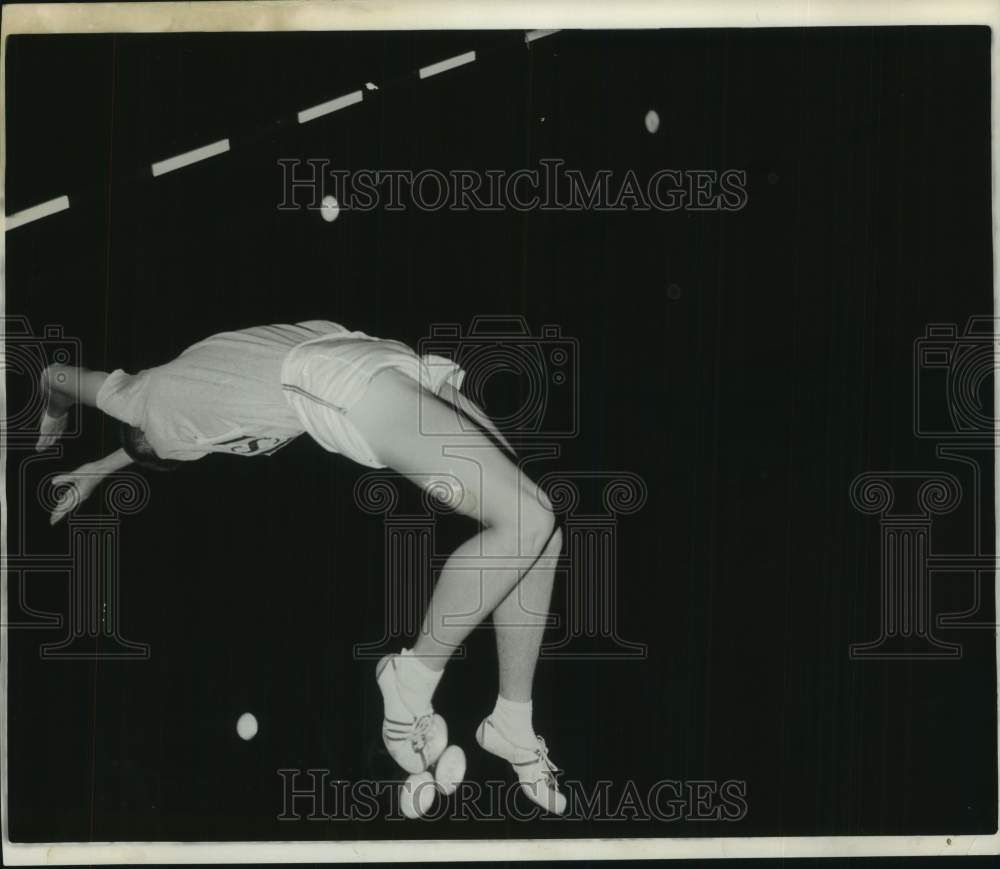 1963 Press Photo Mike Flannigan clears bar at United States Indoor Track Meet- Historic Images