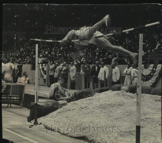 1962 Press Photo Marine Bob Gardner clears bar at Milwaukee Journal Track Meet- Historic Images