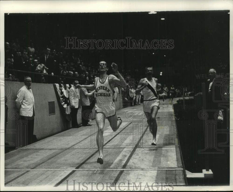 Load image into Gallery viewer, 1962 Press Photo College runners compete in Milwaukee Journal track meet.
