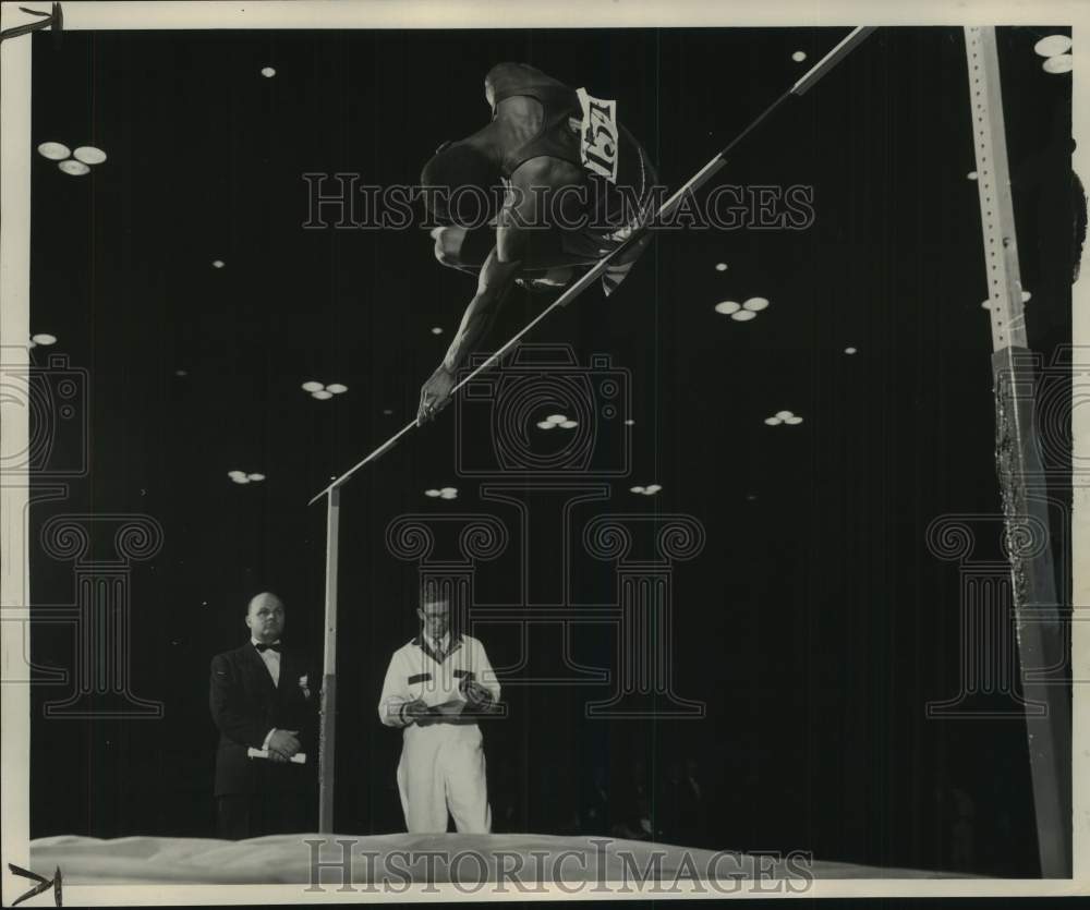 1952 Press Photo Milwaukee Journal track high jumper in action- Historic Images