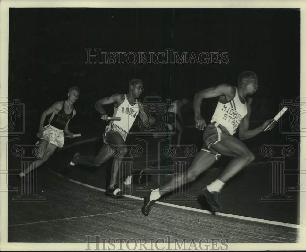 1954 Press Photo Runners with batons at Milwaukee Journal Track Meet, Arena- Historic Images