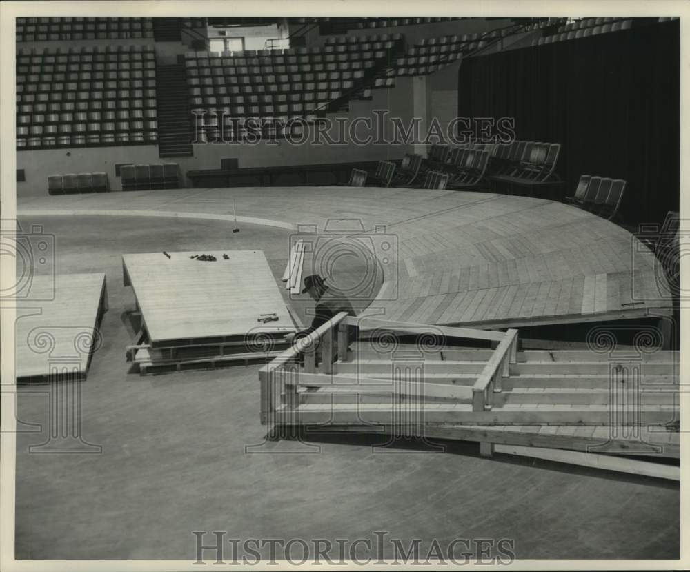 1954 Press Photo Worker assembles track for Milwaukee Journal Meet at the Arena- Historic Images