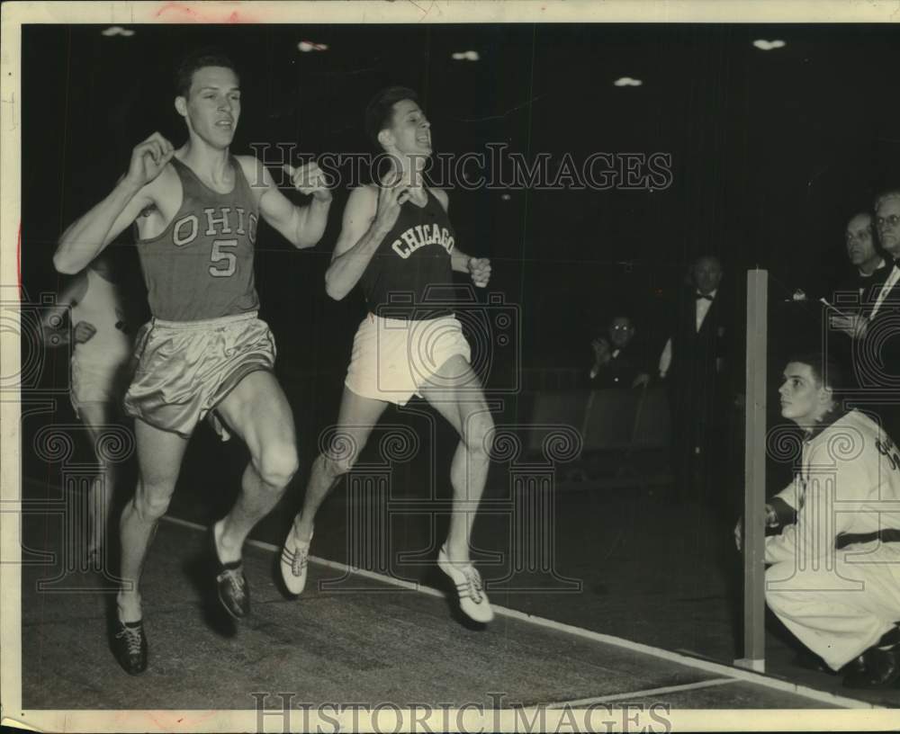 1954 Press Photo Mile runner Len Truex wins, Milwaukee Journal Tack Meet, Arena- Historic Images
