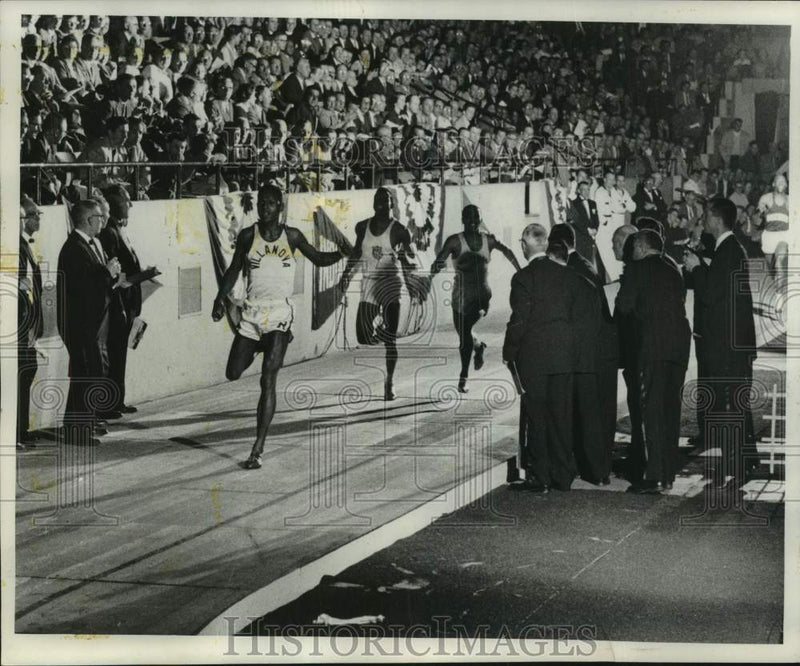 Load image into Gallery viewer, 1959 Press Photo runner Charlie Jenkins wins at Milwaukee Journal meet, Arena
