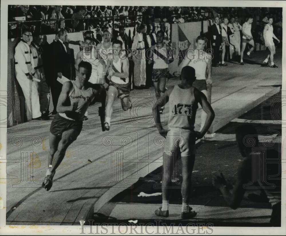 1959 Press Photo High school runners at the Milwaukee Journal Track Meet.- Historic Images