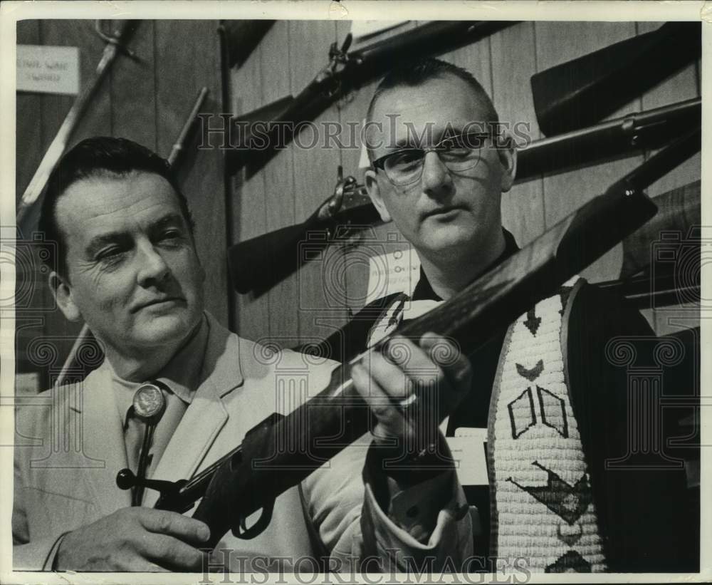 1966 Press Photo Joe McKenna and Jim Heimann at The Milwaukee Sports Show- Historic Images