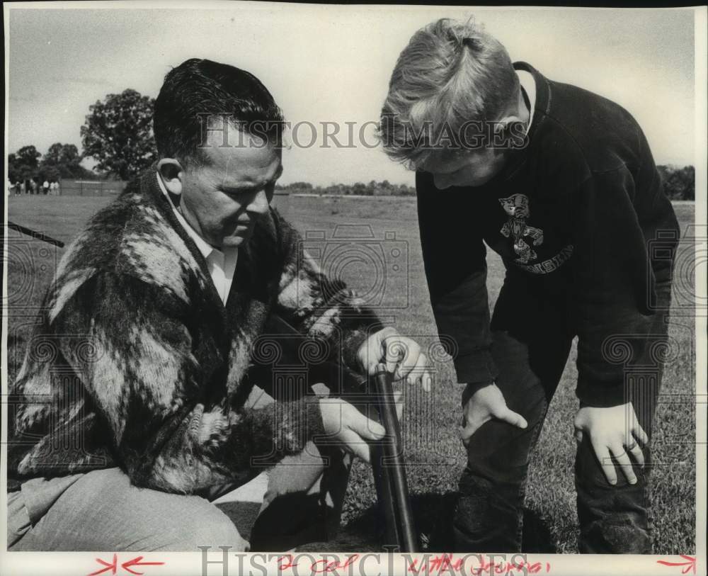 1965 Press Photo Clyde Maxwell, Mark Justmann, Shotgun clinic iWaukesha Gun Club