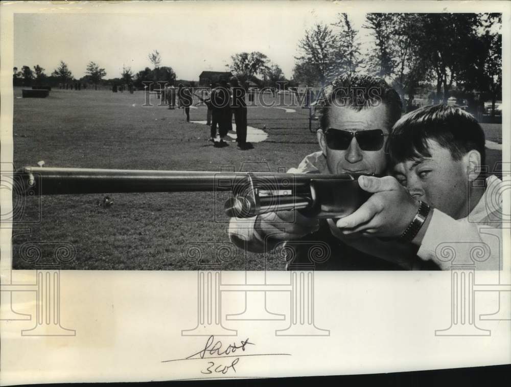 1965 Press Photo Waukesha's Ed Scherrer instructs James Lowy on shotgun use- Historic Images