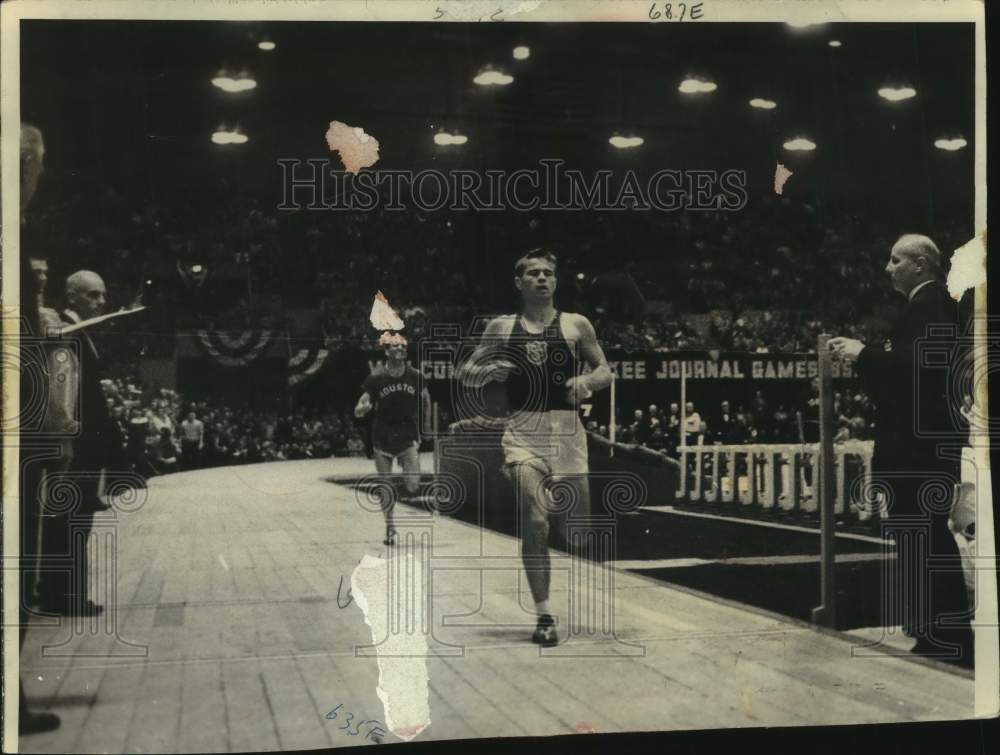 1957 Press Photo Milwaukee Journal Indoor Track Meet - Max Truex in Race- Historic Images