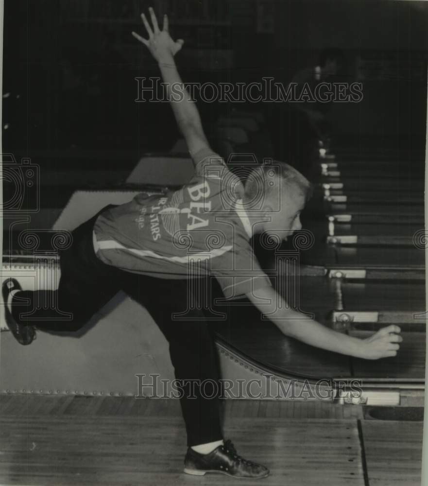 1964 Press Photo 15 year-old Gregory Sarco bowls at Capitol Pladium, tournament