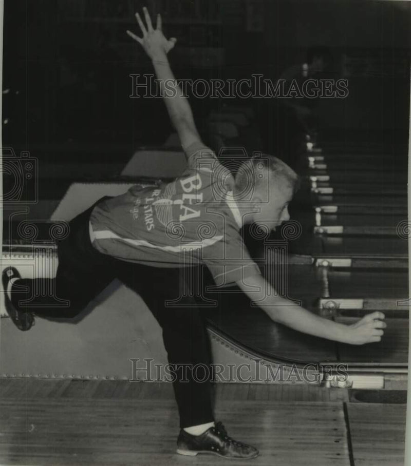 Load image into Gallery viewer, 1964 Press Photo 15 year-old Gregory Sarco bowls at Capitol Pladium, tournament
