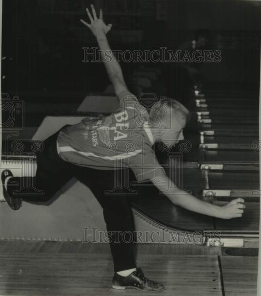 1964 Press Photo 15 year-old Gregory Sarco bowls at Capitol Pladium, tournament