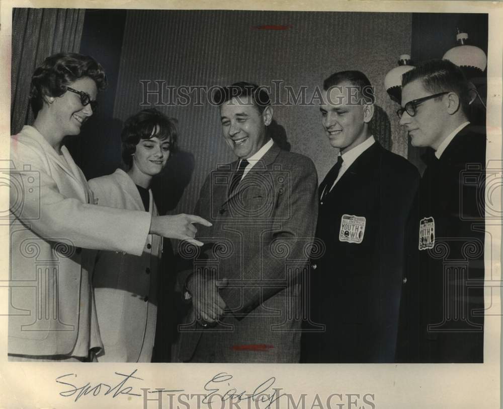 1964 Press Photo Mayor Maier, All-America Youth Bowl finalists, Coach House Inn- Historic Images