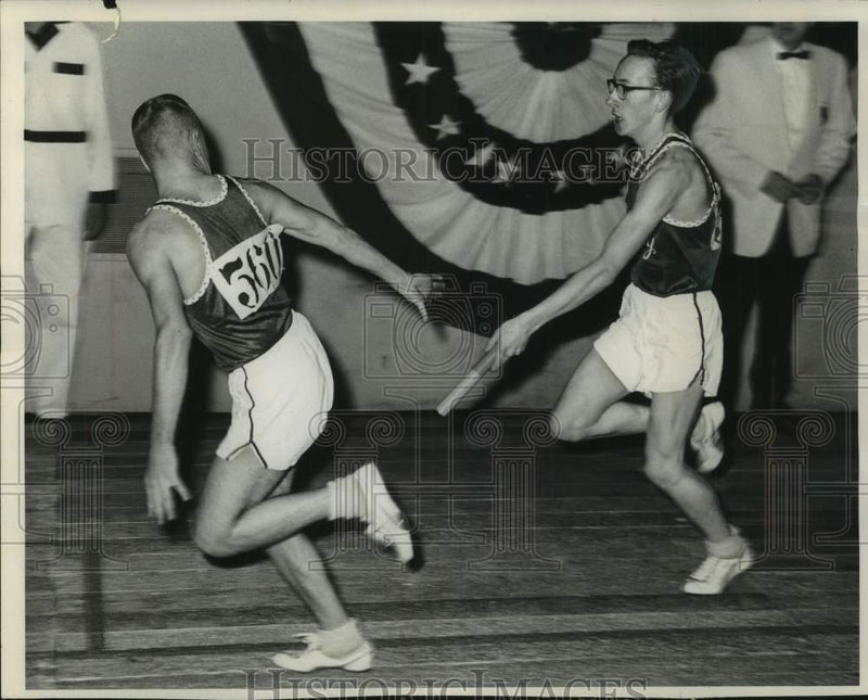 Load image into Gallery viewer, 1968 Press Photo Glenn Steindorf, Price Bly handoff baton in relay, Milwaukee
