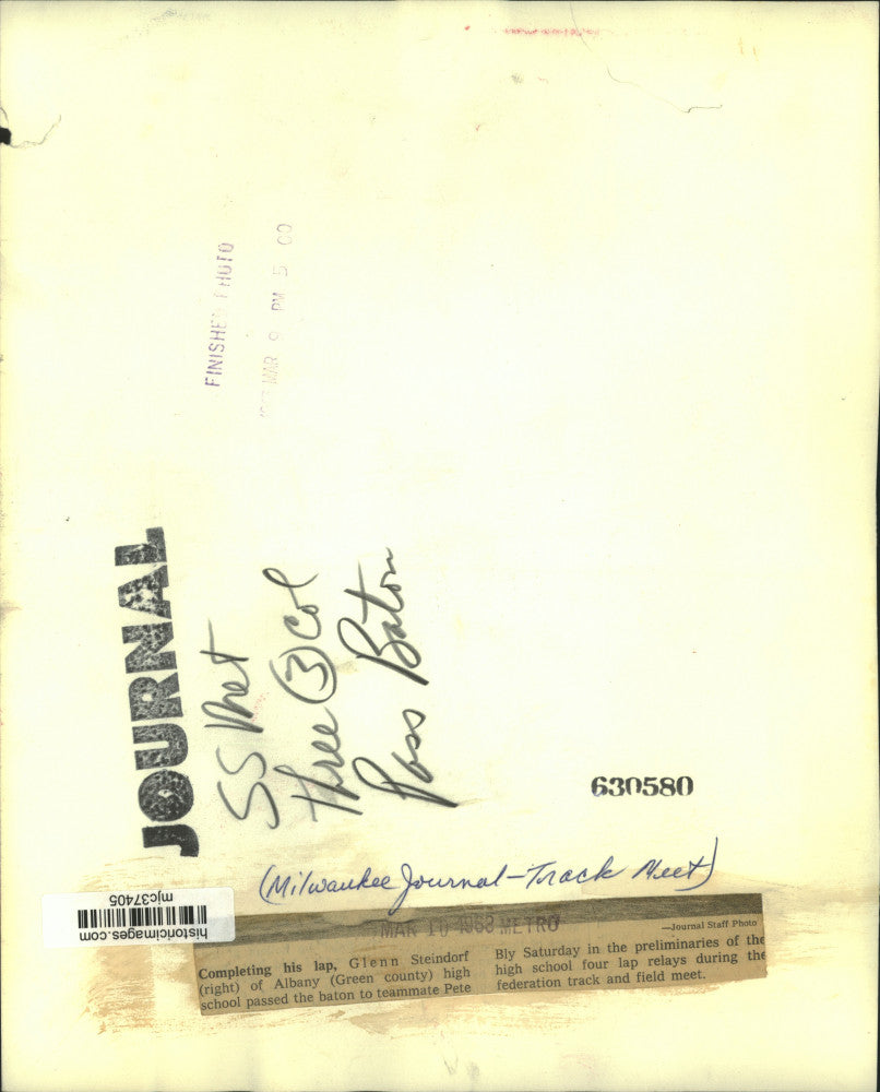 1968 Press Photo Glenn Steindorf, Price Bly handoff baton in relay, Milwaukee