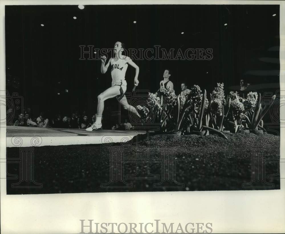 1965 Press Photo Runners sprint past flowers during Milwaukee Journal Track Meet- Historic Images