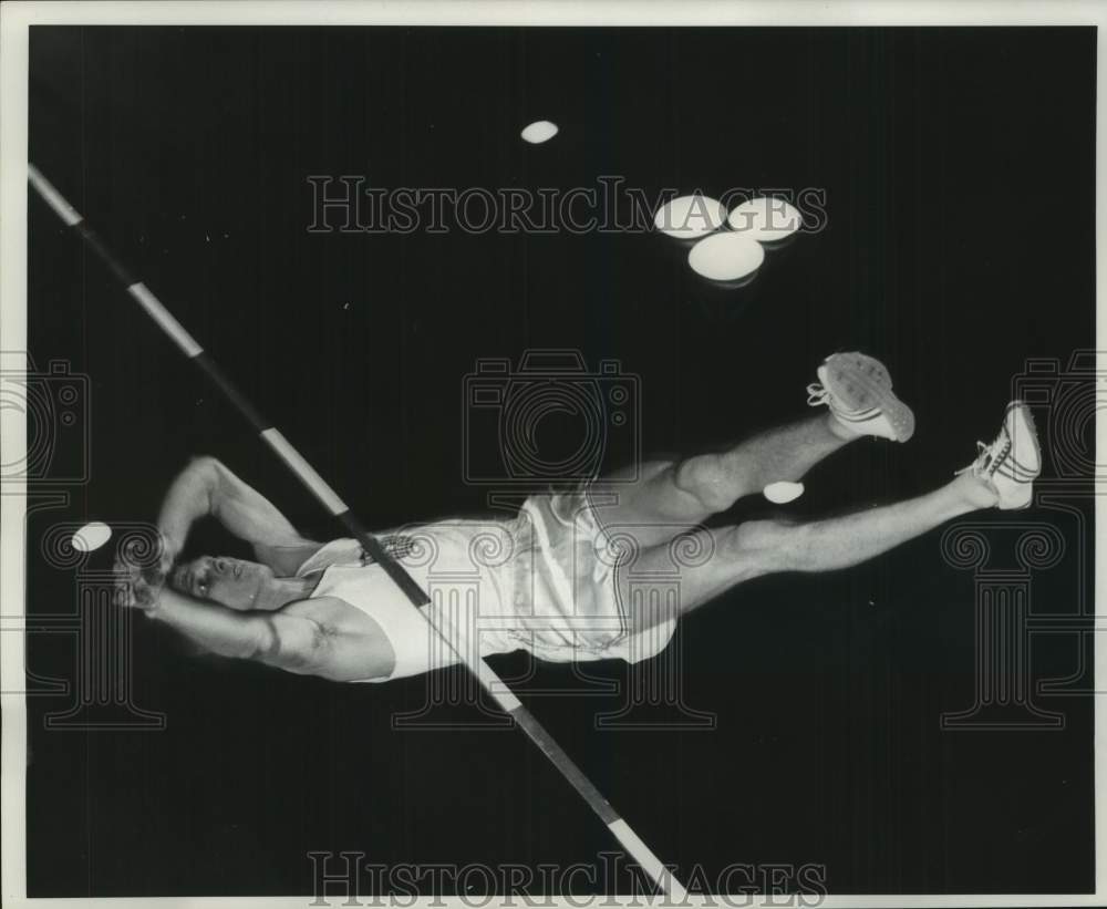1960 Press Photo Pole vaulter Bob Gutowski sails over bar at a track meet