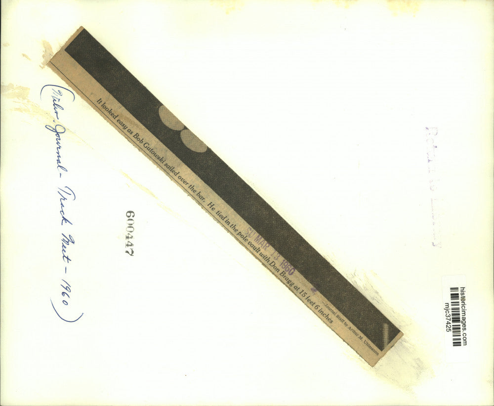 1960 Press Photo Pole vaulter Bob Gutowski sails over bar at a track meet