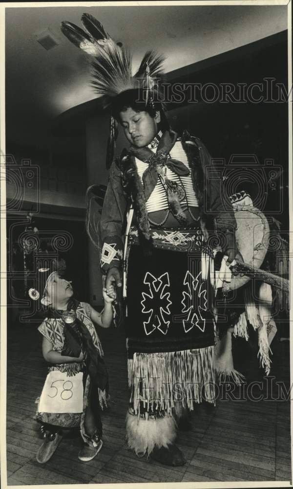 Load image into Gallery viewer, 1988 Press Photo Costumed cousins Kyle &amp; Gabriel Funmaker at Indian gathering
