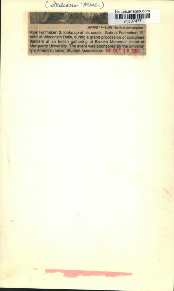 1988 Press Photo Costumed cousins Kyle & Gabriel Funmaker at Indian gathering