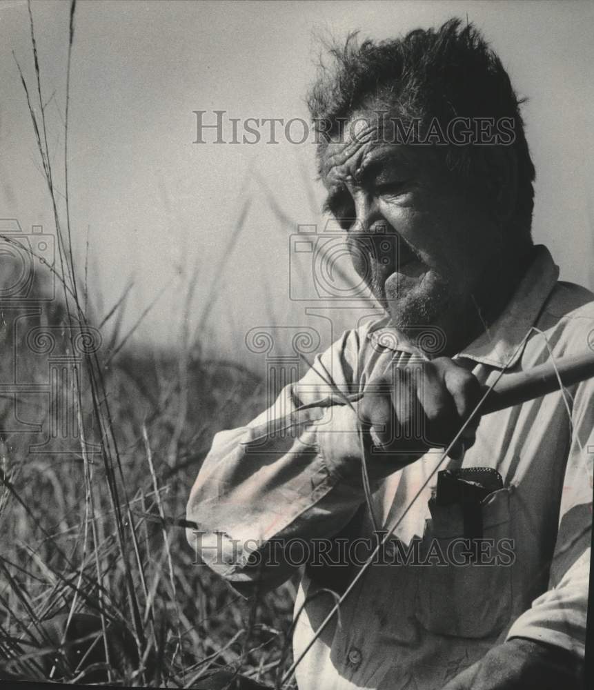 1969 Press Photo Native American Joseph La Grew Maneuvers Boat In Rice Fields- Historic Images