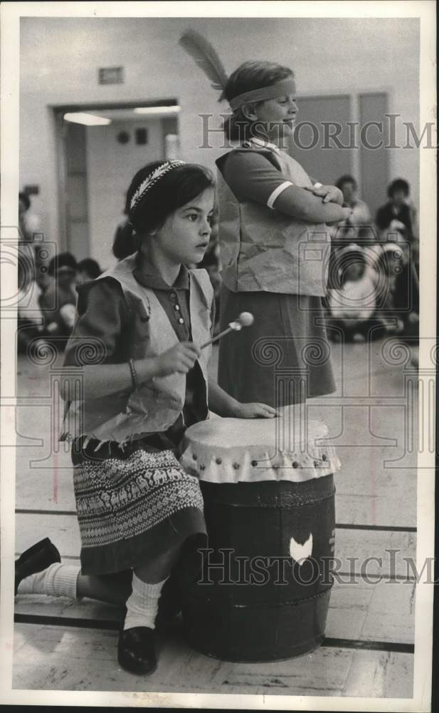 1964 Press Photo Indian Hill School's Jill Robertson and Mimi Bordow perform