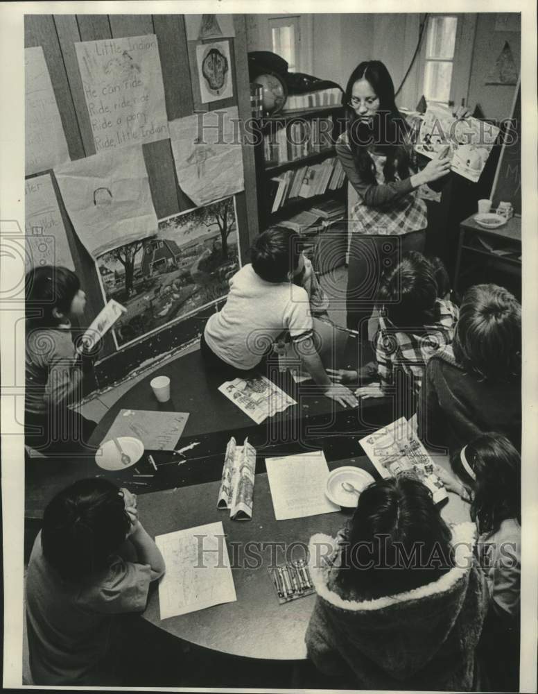 1972 Press Photo Indian Community School teacher Mrs. Jerry Neary reads to class- Historic Images