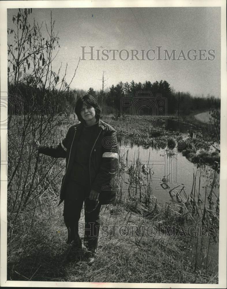 Load image into Gallery viewer, 1973 Press Photo Mary Baker sister of tribal president walks by creek, Wisconsin

