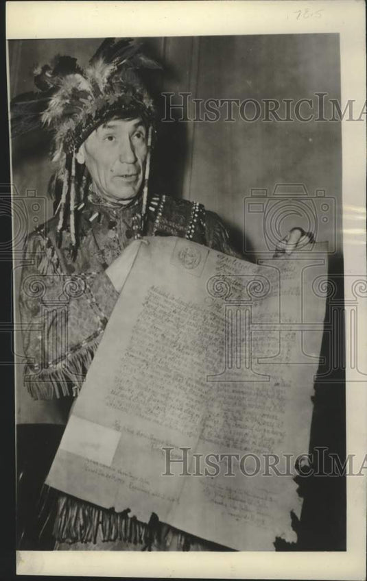 1945 Press Photo Chief Jimmy Squire Hill holds Iroquois & British peace treaty- Historic Images