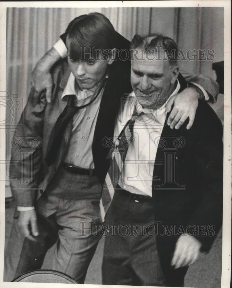 1964 Press Photo Actors William Bendix and Will Hutchins in &quot;Never Too Late&quot;- Historic Images