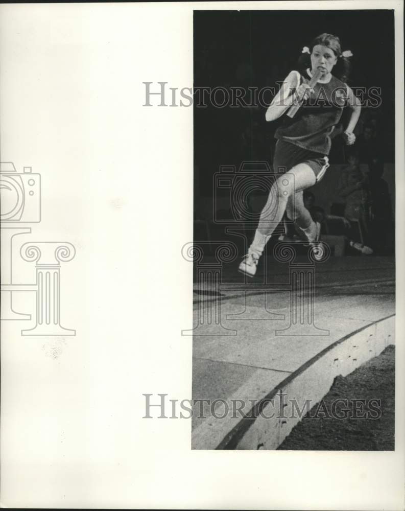 1969 Press Photo Julie Obermire of Milwaukee Lutheran, runs in girls&#39; relay- Historic Images