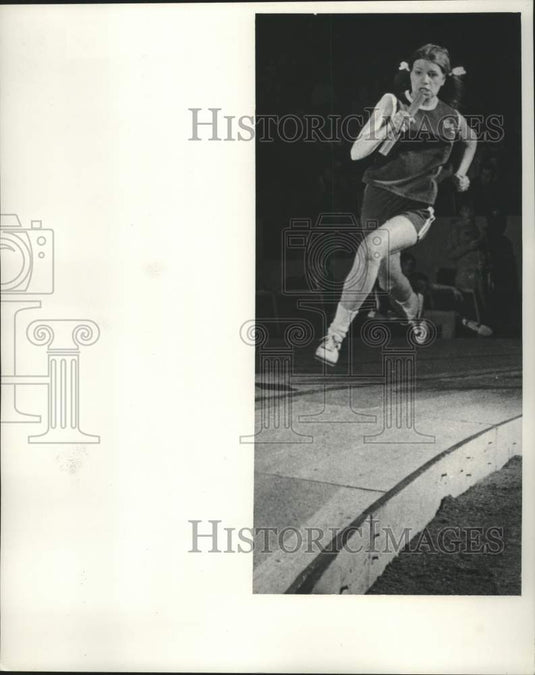 1969 Press Photo Julie Obermire of Milwaukee Lutheran, runs in girls' relay- Historic Images