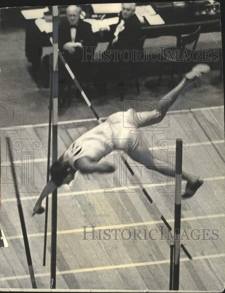 1961 Press Photo Vaulter Mamon Gibson of Chicago Track Club at Milwaukee meet- Historic Images