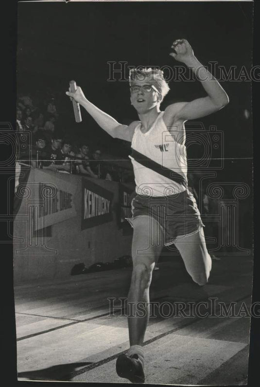 1969 Press Photo Wisconsin Lutheran High School - Scott Sponholz in Relay Race- Historic Images