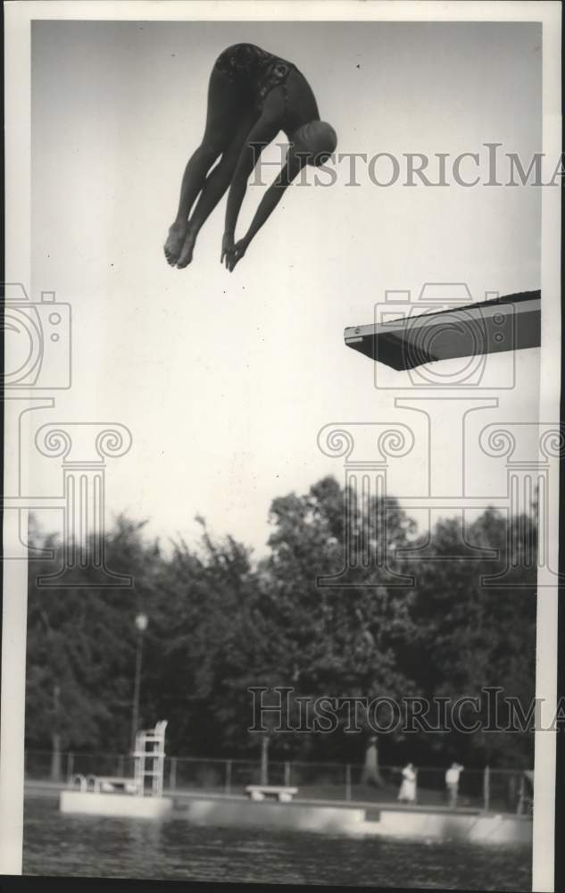 1952 Press Photo Diver Emilie Zastrow at The Journal&#39;s Water Sports show- Historic Images