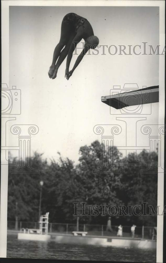 1952 Press Photo Diver Emilie Zastrow at The Journal's Water Sports show- Historic Images