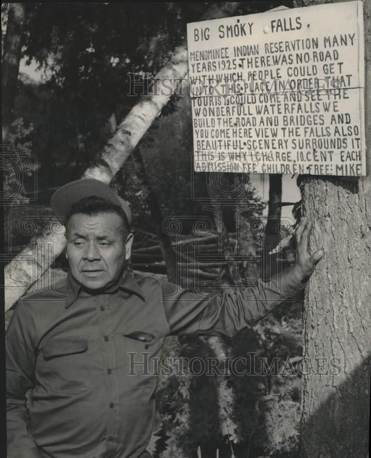1953 Press Photo Travel guide & Smoky Falls sign, Menominee Indian Reservation- Historic Images