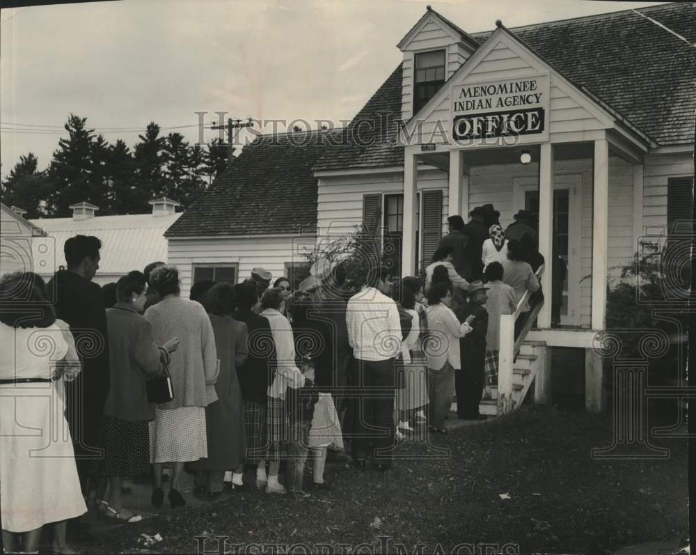 1955 Press Photo Menominee tribal members in line outside agency office, Keshena- Historic Images