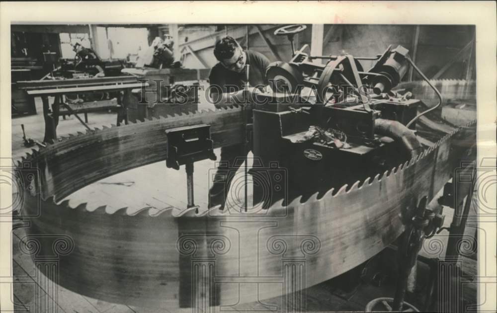 1964 Press Photo Menominee Native American Melvin Wapoose adjusts equipment- Historic Images