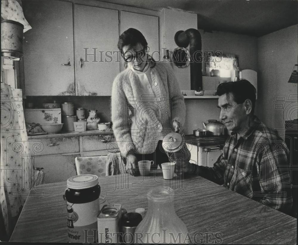 1970 Press Photo Menominees Mrs. and Henry Tomow in kitchen, Wisconsin