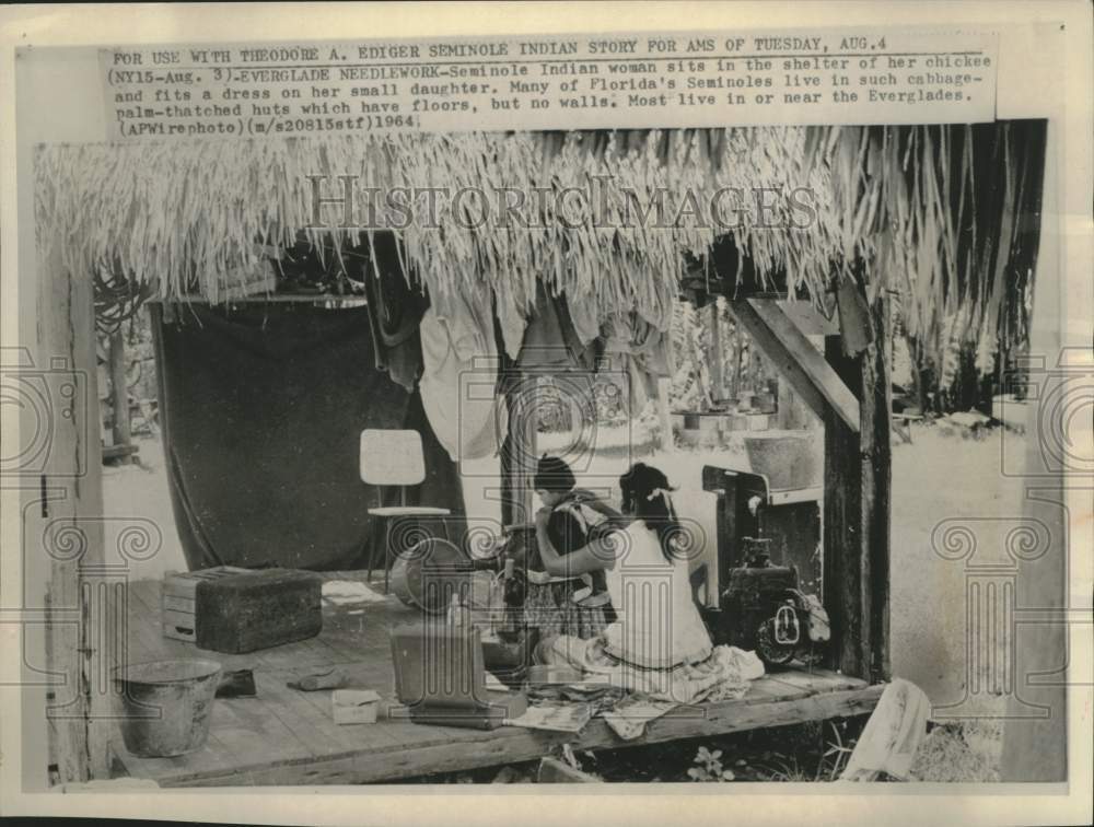 1964 Press Photo Seminoels Woman and daughter in chickee home in Florida- Historic Images