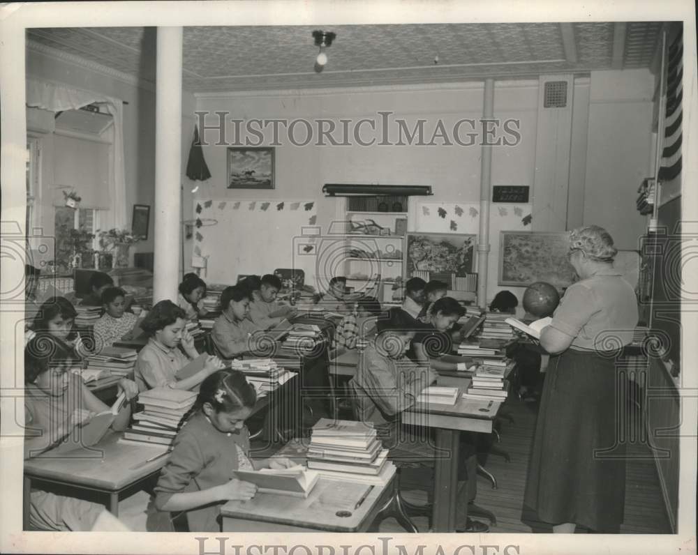 1956 Press Photo Miss Bell teaches children on Oglala Sioux Reservation- Historic Images