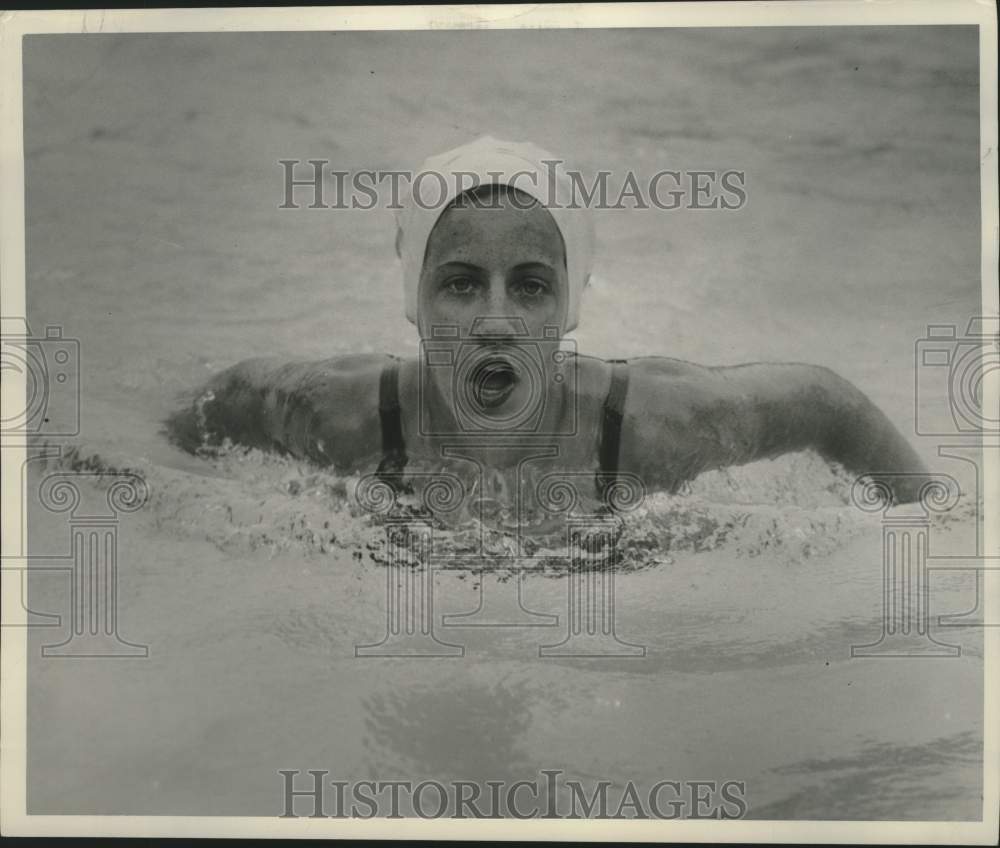 1950 Press Photo Sue Maloney in mid-stroke at Milwaukee Journal Sports Show- Historic Images