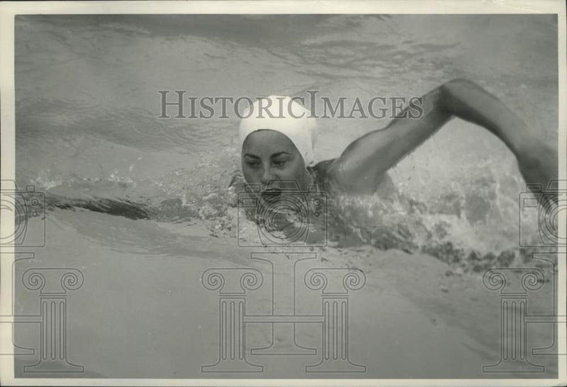 Load image into Gallery viewer, 1950 Press Photo Dorothy Schwartz swims at Milwaukee Journal Water Sports Show
