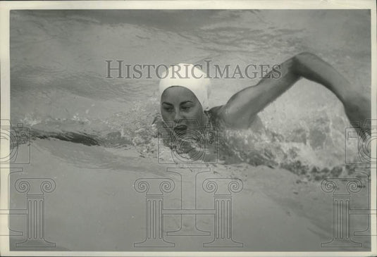 1950 Press Photo Dorothy Schwartz swims at Milwaukee Journal Water Sports Show
