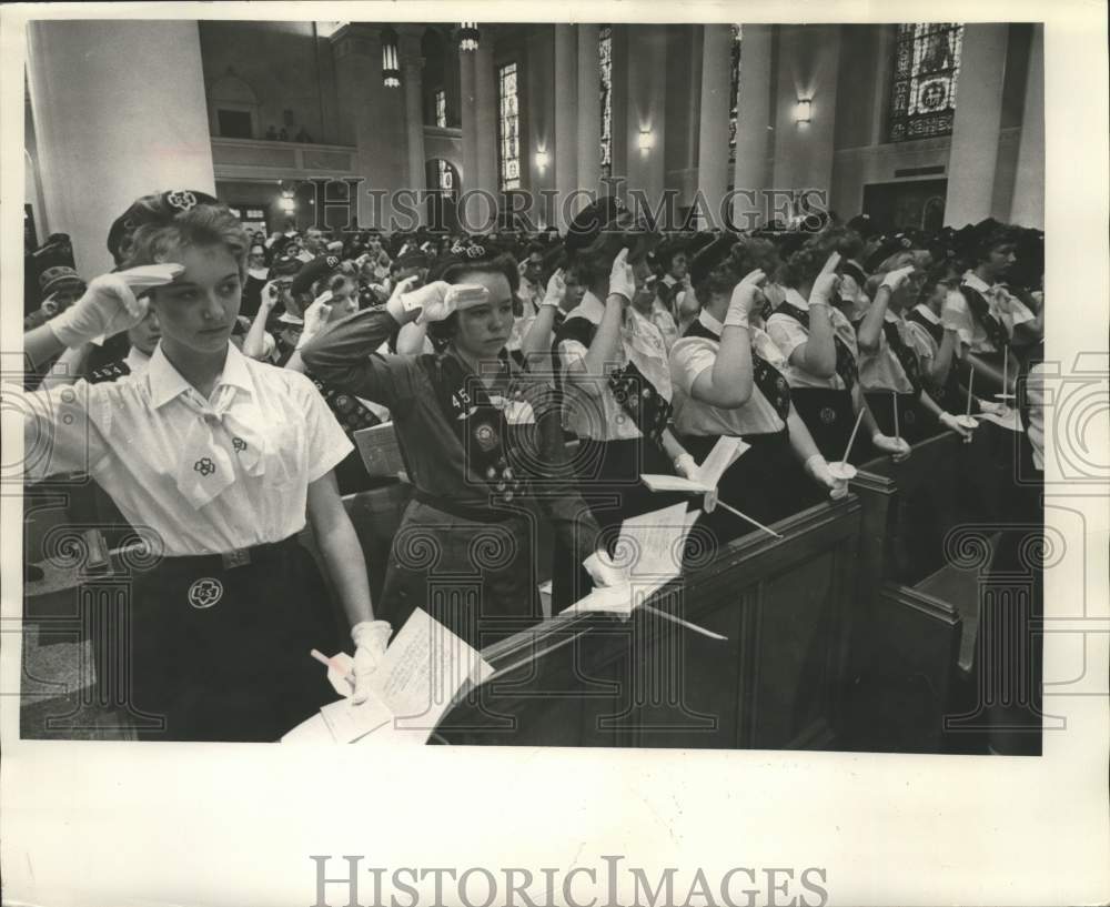 1961 Press Photo Milwaukee Girl Scouts salute at ceremony at St John's Cathedral- Historic Images